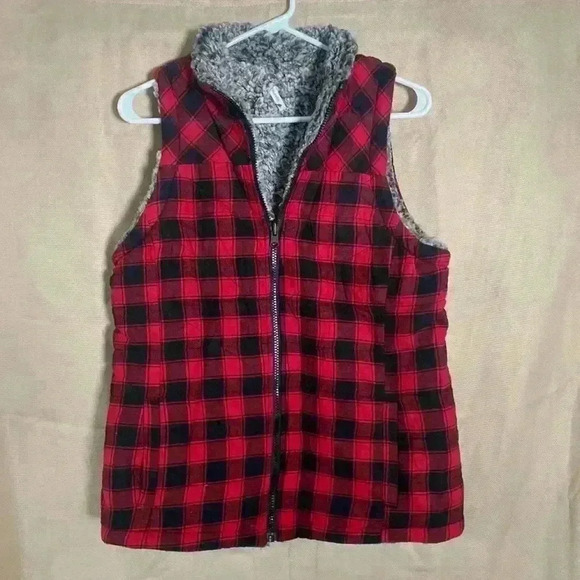 Maurice’s cozy Reversible Buffalo plaid vest size Medium. - Picture 1 of 4